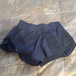 lululemon navy hotty hot low-rise lined short 2.5"
